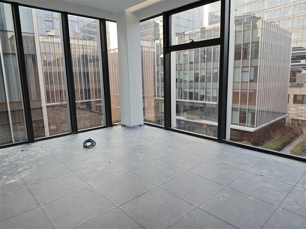 上海環(huán)創(chuàng)中心SC800架空地板室內裝修項目 – 3000㎡金融辦公空間地板鋪裝工程